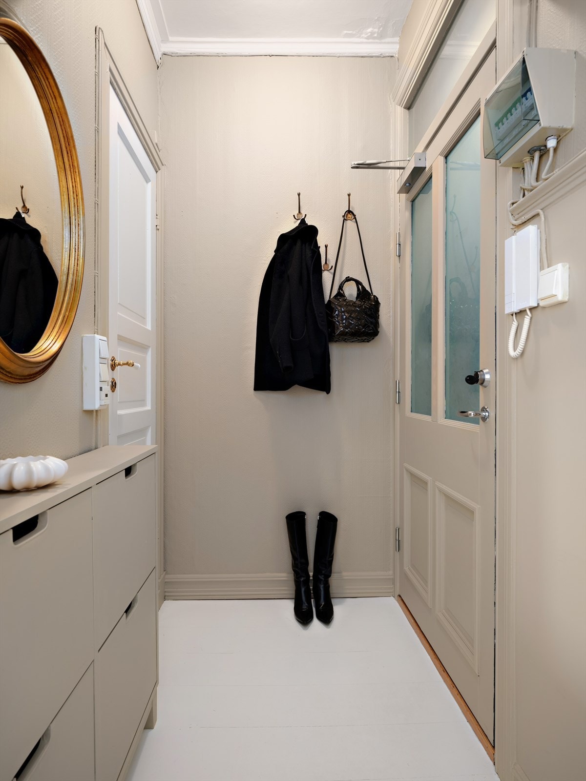 En innbydende og kvadratsmart entré ønsker deg velkommen inn. Galleribilde