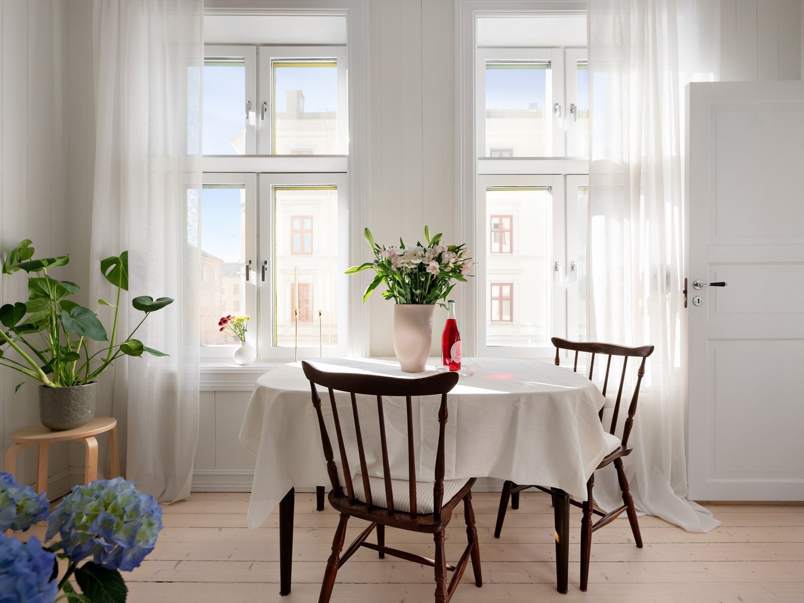 De brede vinduskarmene blir ekstra sitteplasser når du har mange på besøk Galleribilde