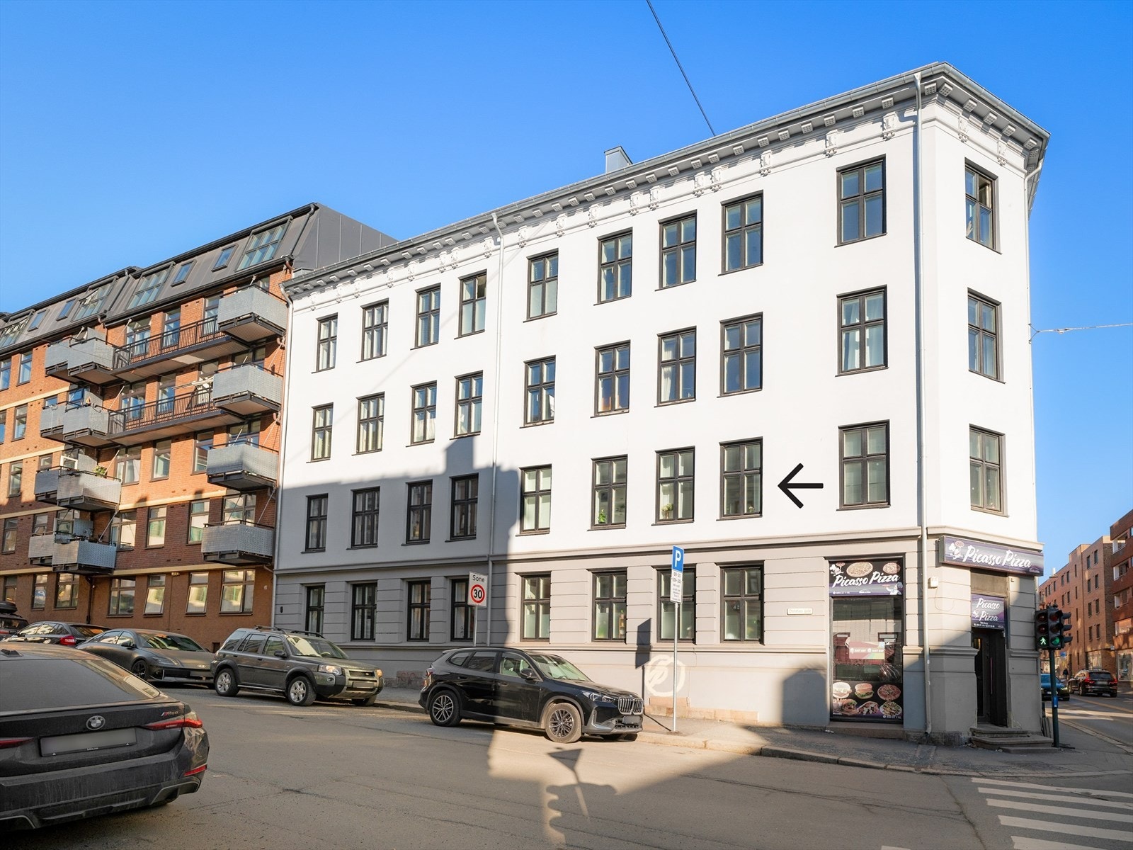 Fasaden er malt i 2018. Samme år ble det satt bl.a. satt inn nye vinduer mot bakgård, lagt nytt tak og nye brannvegger på loft og kjeller. Leiligheten ligger i 2.etg og den siden av gården som vender mot en sidegate til Sannergata. Galleribilde