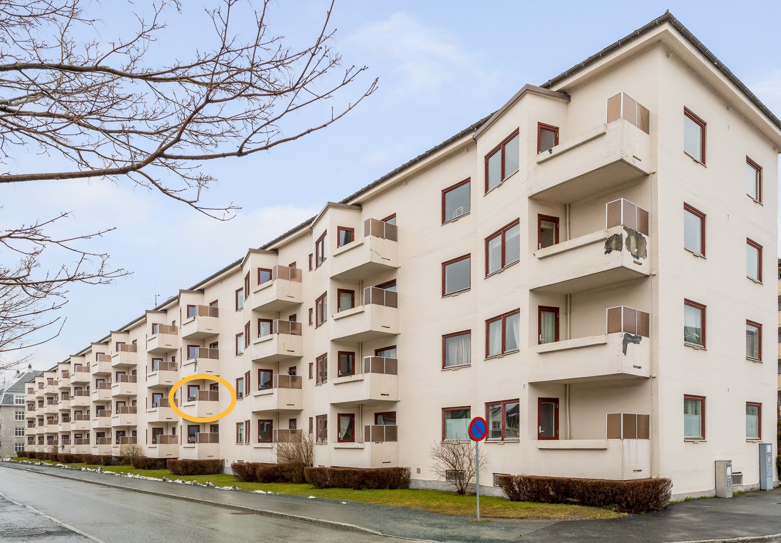 Leiligheten har en fin plassering i byggets 2.etajse og er markert med gul sirkel. Galleribilde