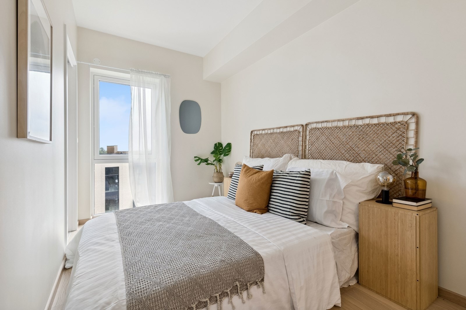 Fra stue/kjøkken er det adkomst til leilighetens lune soverom. Galleribilde