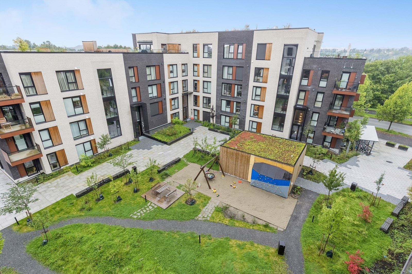 Beboerne kan nyte de flotte fellesområdene som består av frodige og levende uterom mellom byggene. Galleribilde