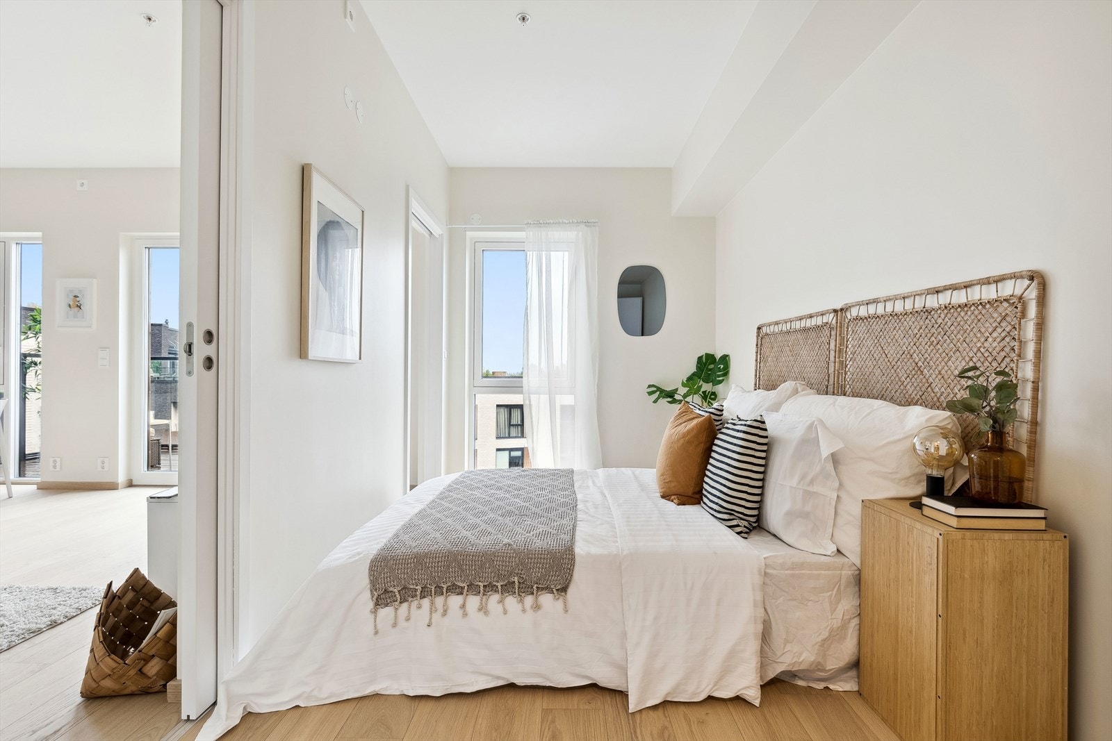 Store vindusflater i rommet gir godt med lys og utsyn. Galleribilde