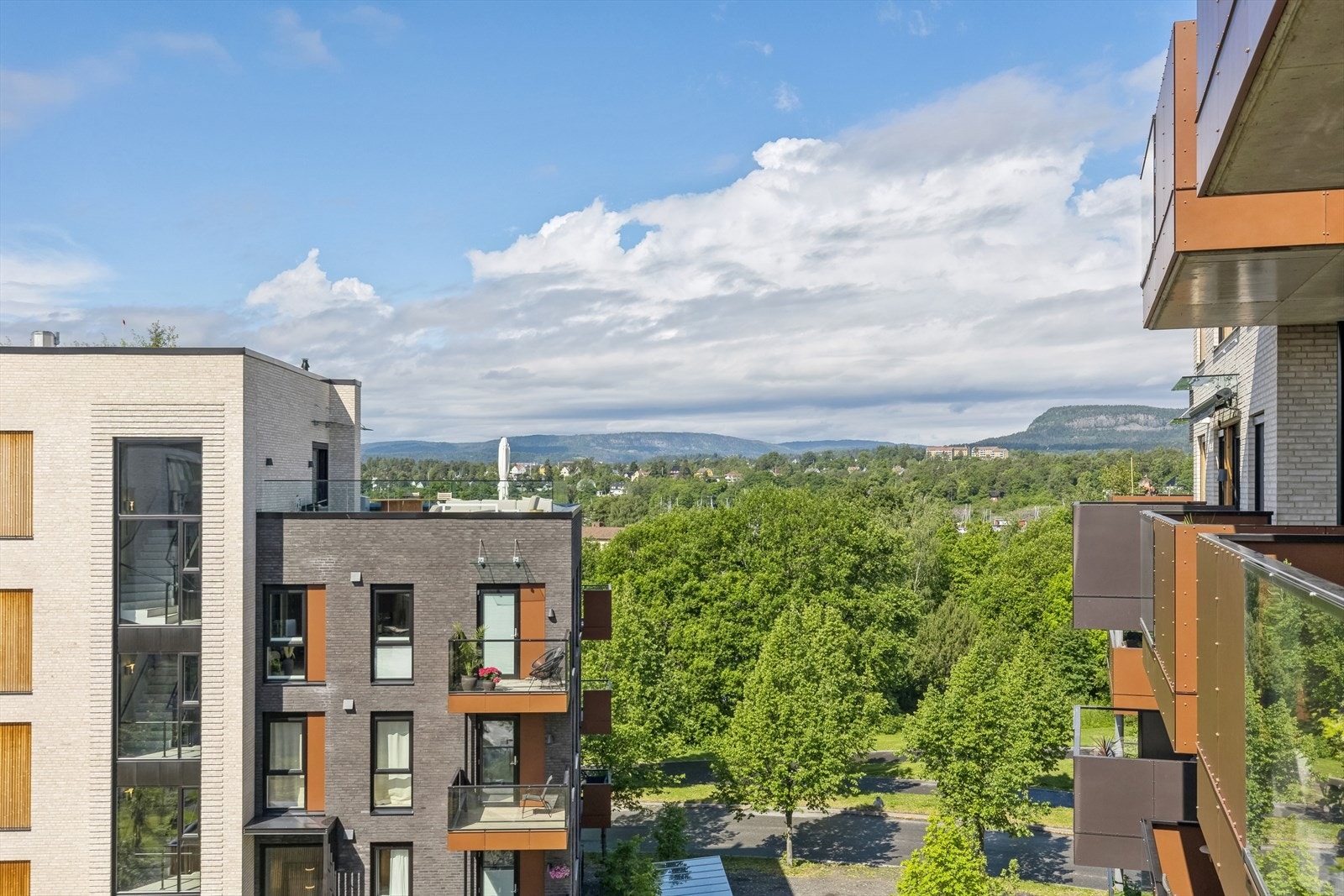 Beliggenheten i femte etasje gir et flott utsyn over Fornebulandets grøntarealer, mot Holtekilen og Kolsås i vest og utover mot Snarøya i sør. Galleribilde