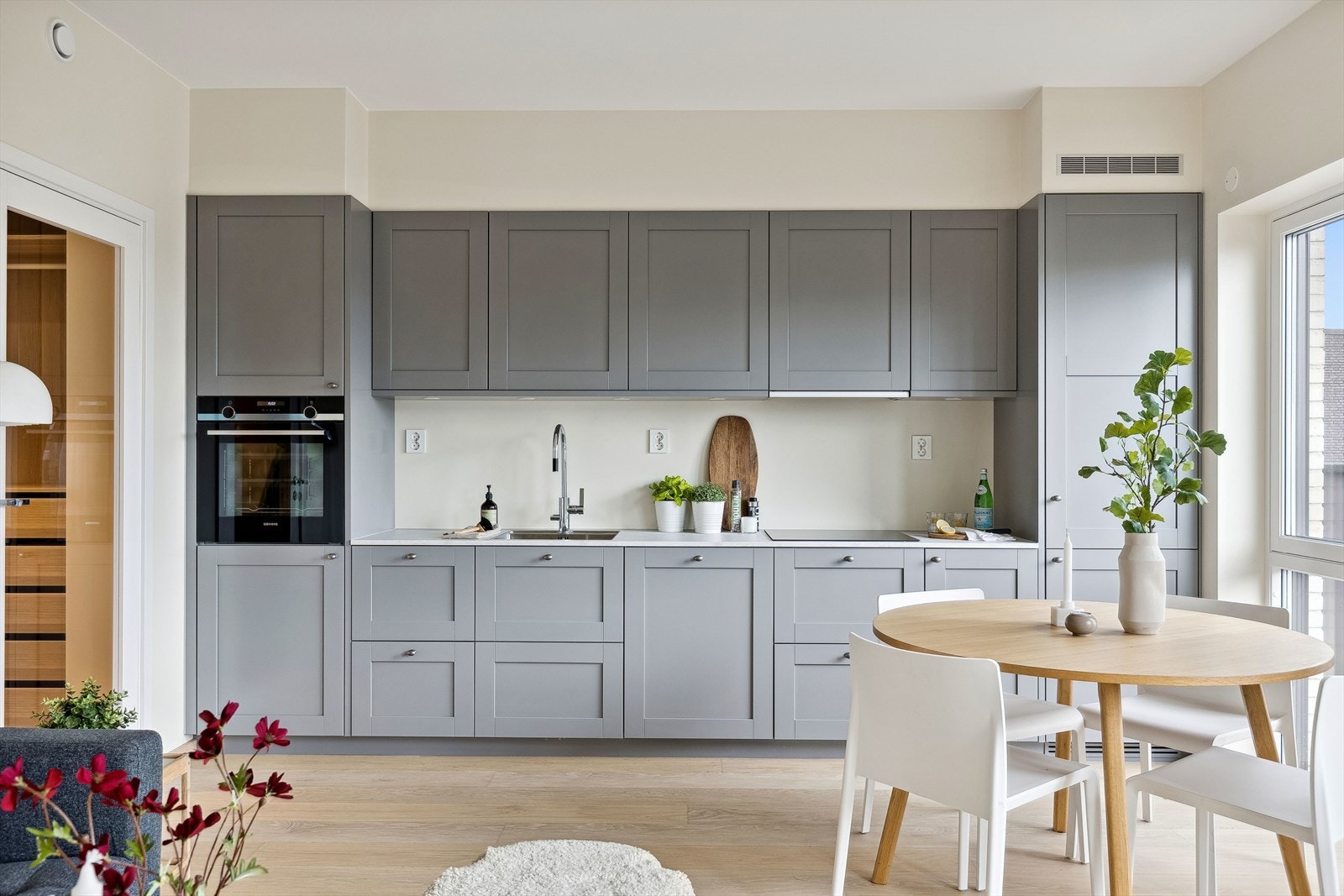 Her kan man tilberede maten samtidig som man deltar i samtalene rundt bordet. Galleribilde