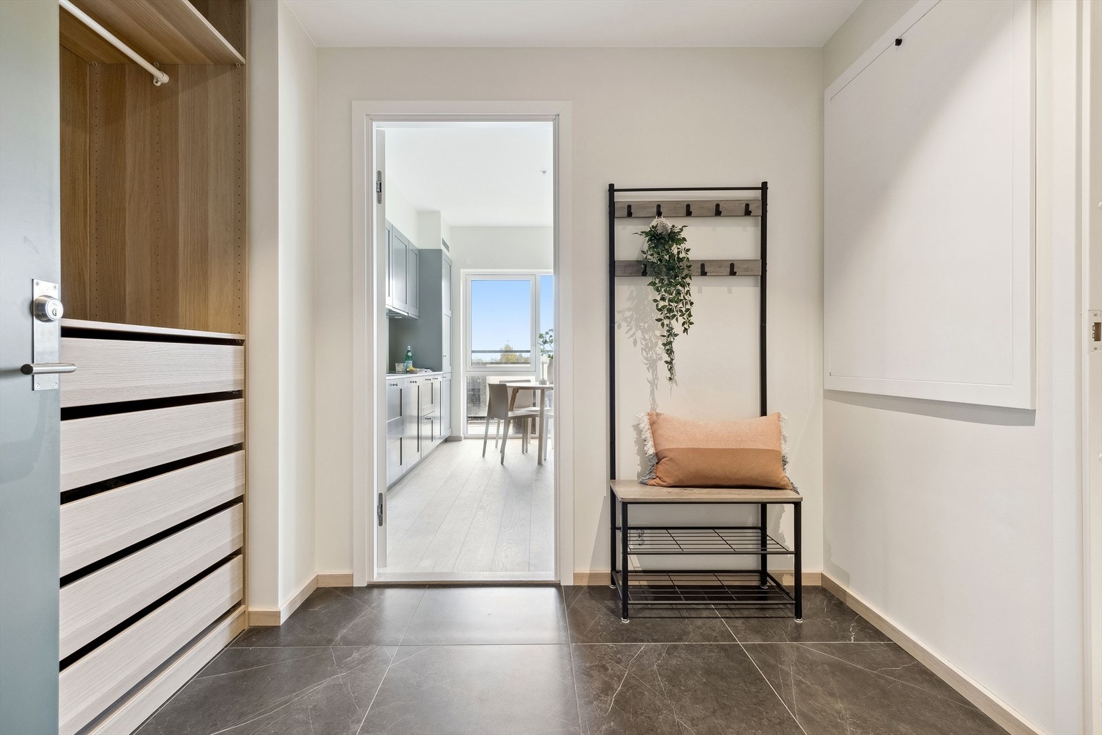 Flislagt gang/entre Galleribilde