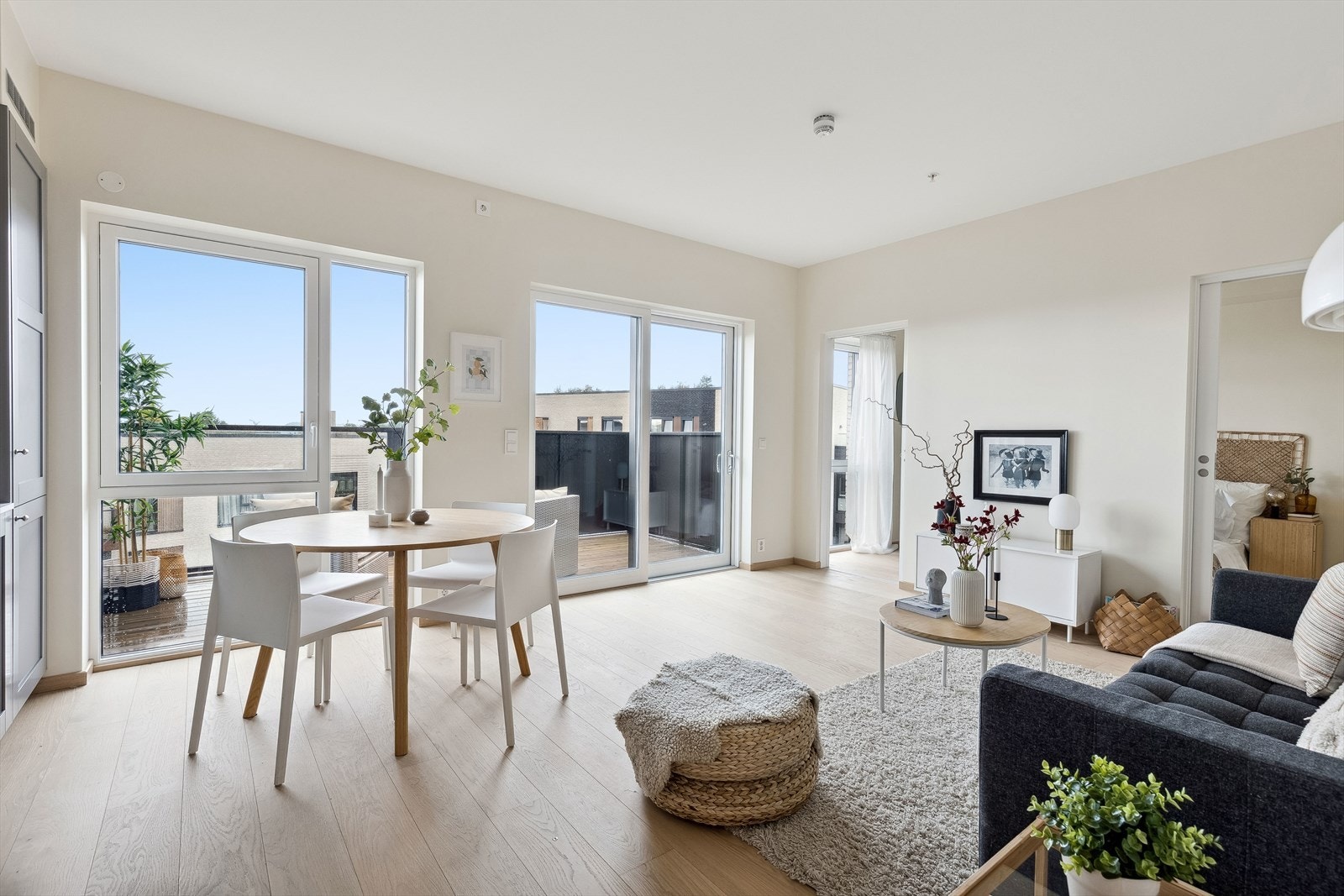 Stue med utgang til solrik balkong og godt med naturlig lysinnslipp. Galleribilde