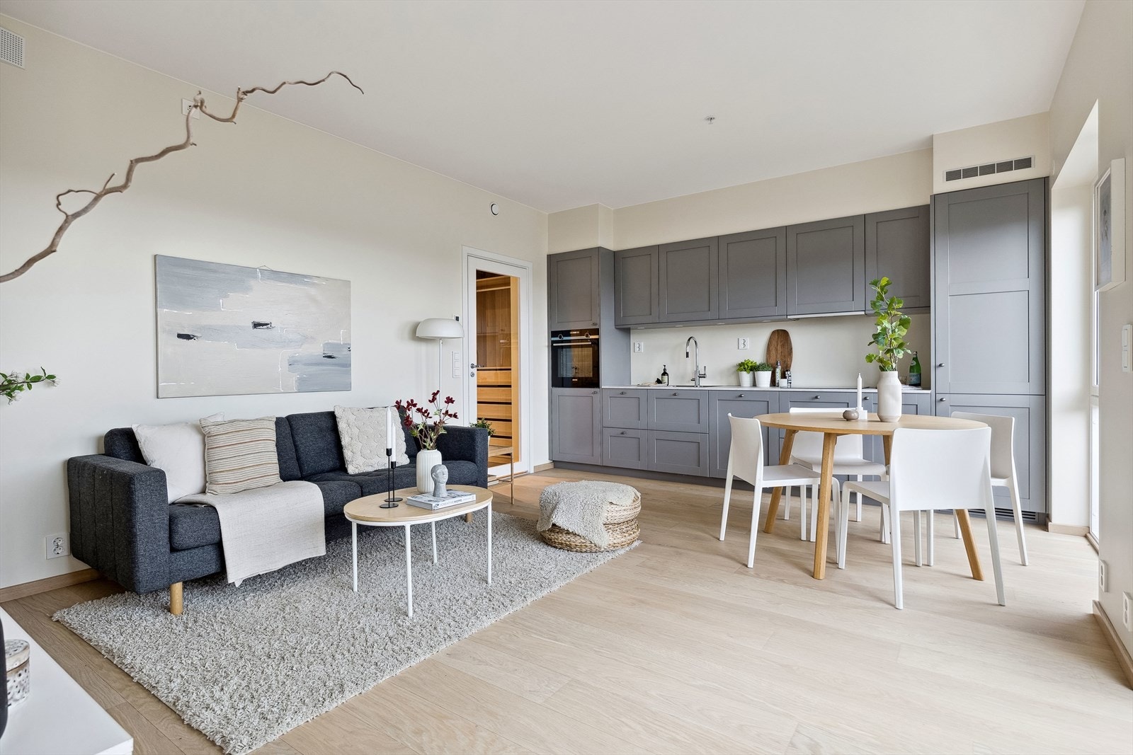 Leiligheten har en smakfull innredning fra Drømmekjøkken i modell Art, med fronter i fargen mørkegrå og benkeplate i laminat. Galleribilde