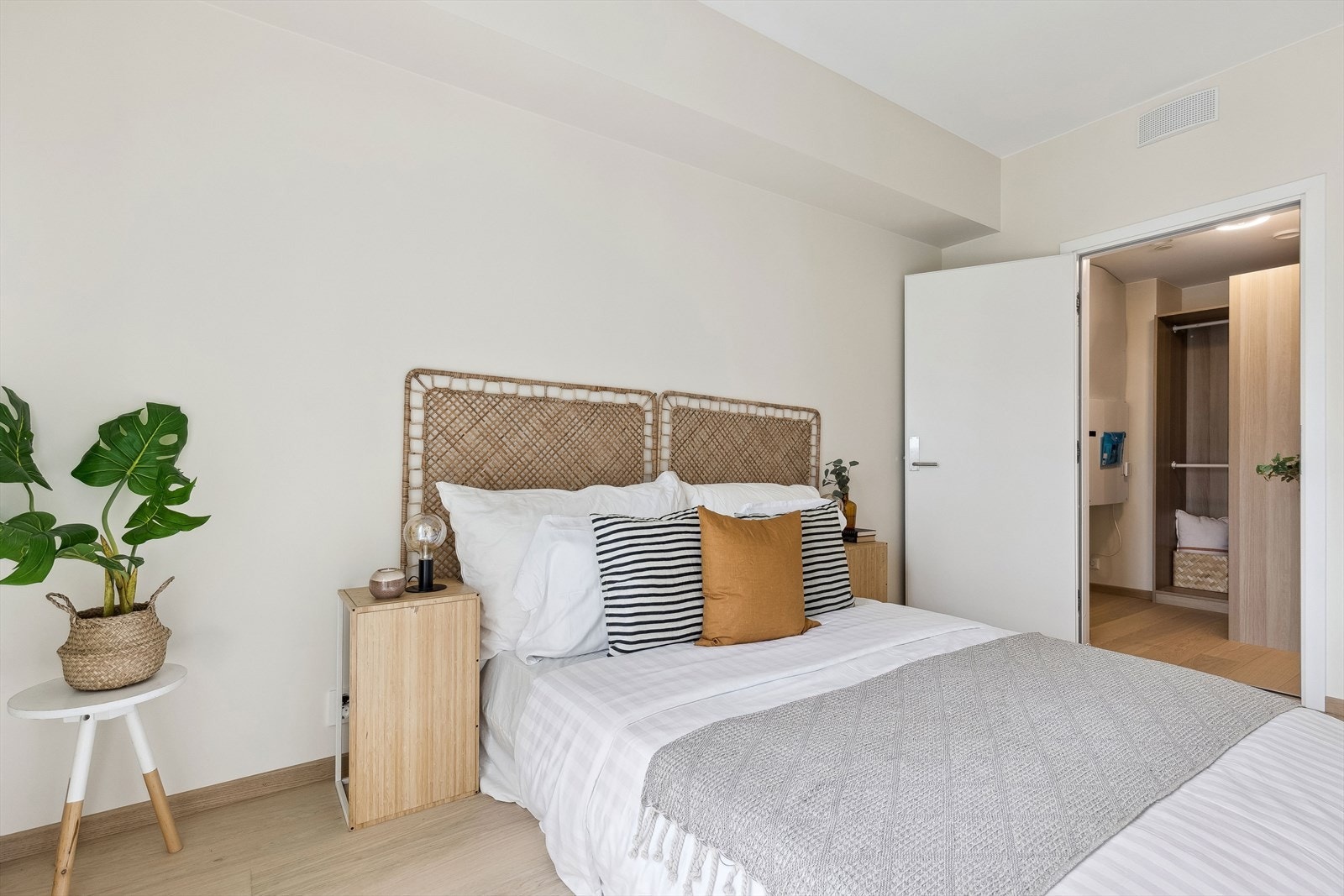 Soverommet er vendt mot sørvest og har god plass til dobbeltseng med tilhørende nattbord. Galleribilde