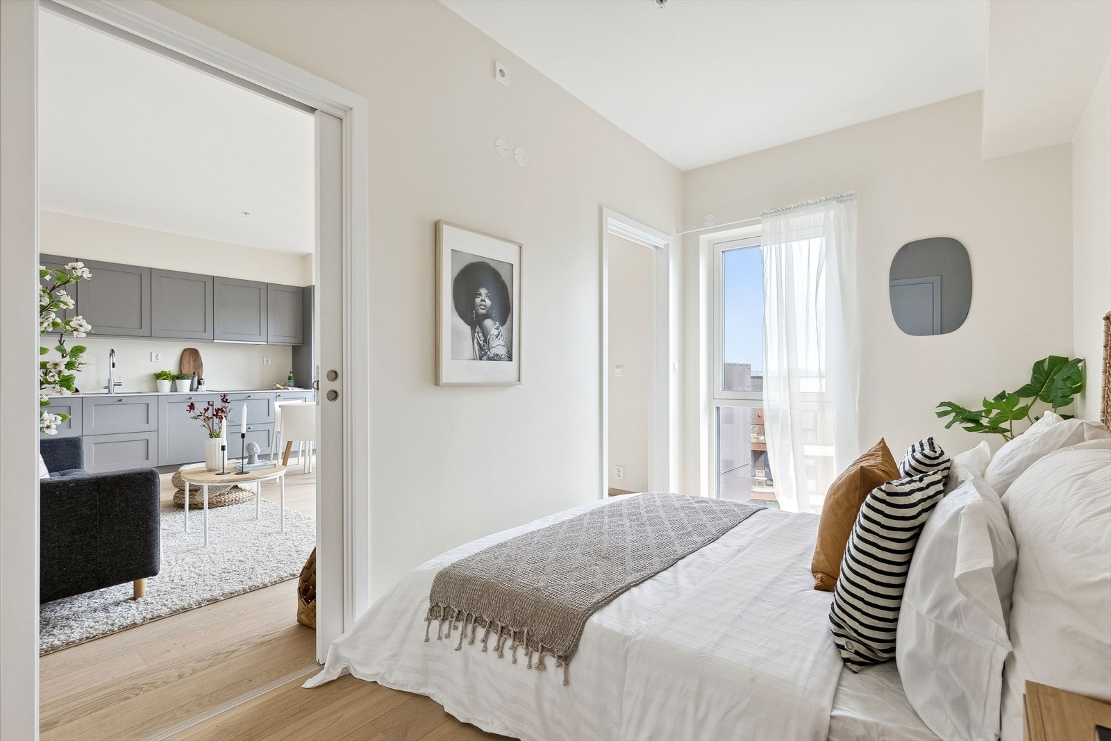 Hele leiligheten har lys parkett av typen "Eik Animoso" og malte vegger. Galleribilde