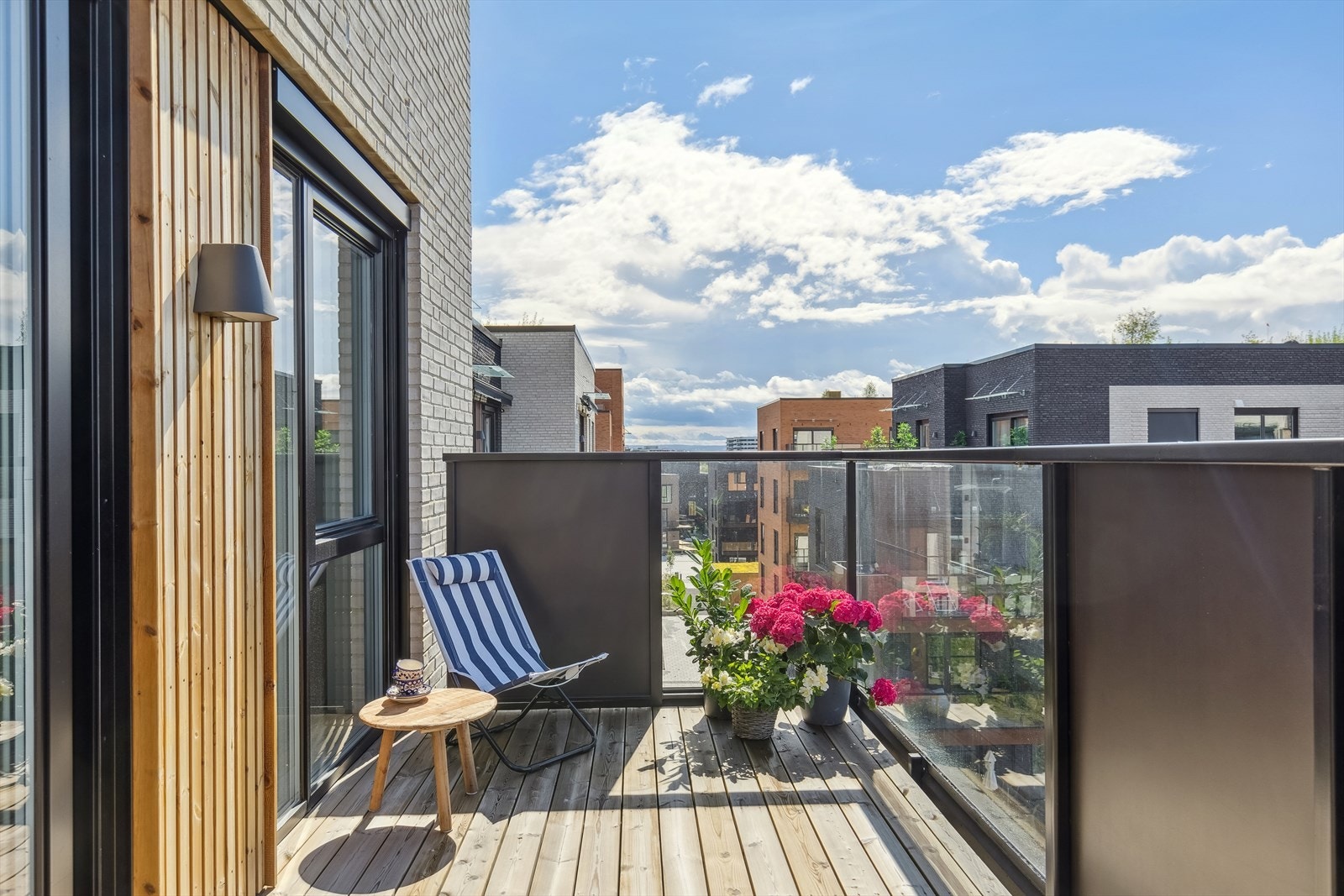 Velkommen til Dragehodesvingen 10! Moderne og tiltalende 2-roms leilighet i femte etasje med solrik balkong og godt med naturlig lysinnslipp. Galleribilde