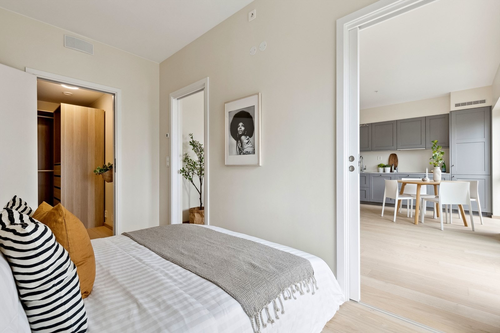 Alle veggene er malt i fargen Claro (NS 0603-Y22R). Galleribilde