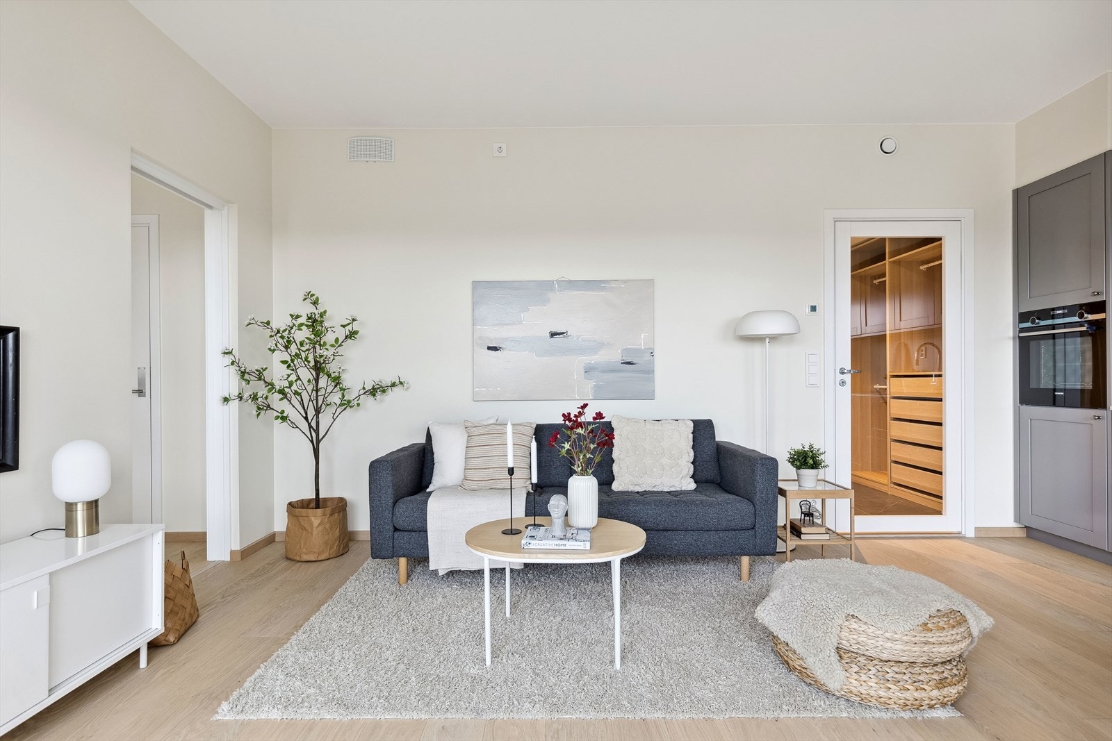 Leiligheten har vannbåren gulvvarme og gjennomgående god standard med gjennomtenkte materialvalg. Galleribilde