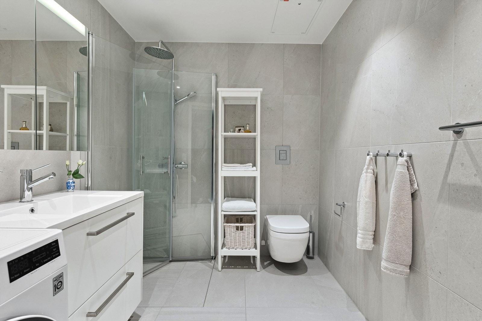 Delikat, romslig bad med store keramiske fliser og gulvvarme. Galleribilde