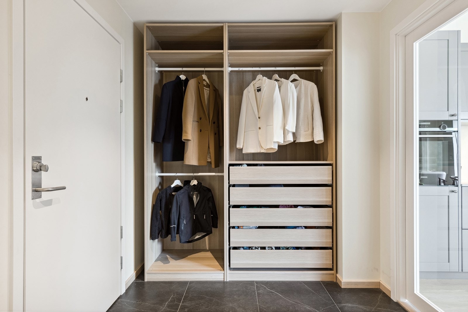 Her har du god plass til en praktisk skyvedørsgarderobe for oppbevaring av yttertøy og plassering av sko. Galleribilde