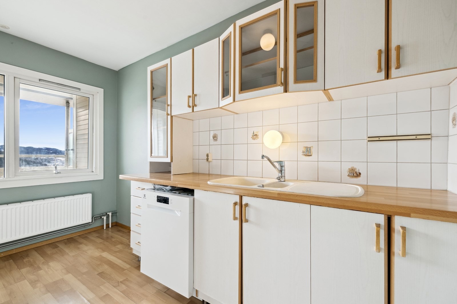 Kjøkkenet har nedfelt stålvask med ett-greps blandebatteri. Galleribilde