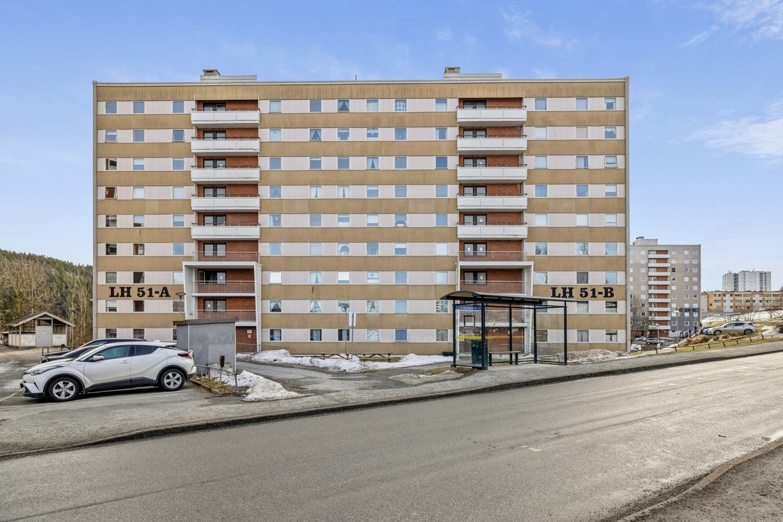 Leiligheten ligger i nær beliggenhet til spise4steder, bakeri, dagligvarehandel og naturskjønne områder. Galleribilde