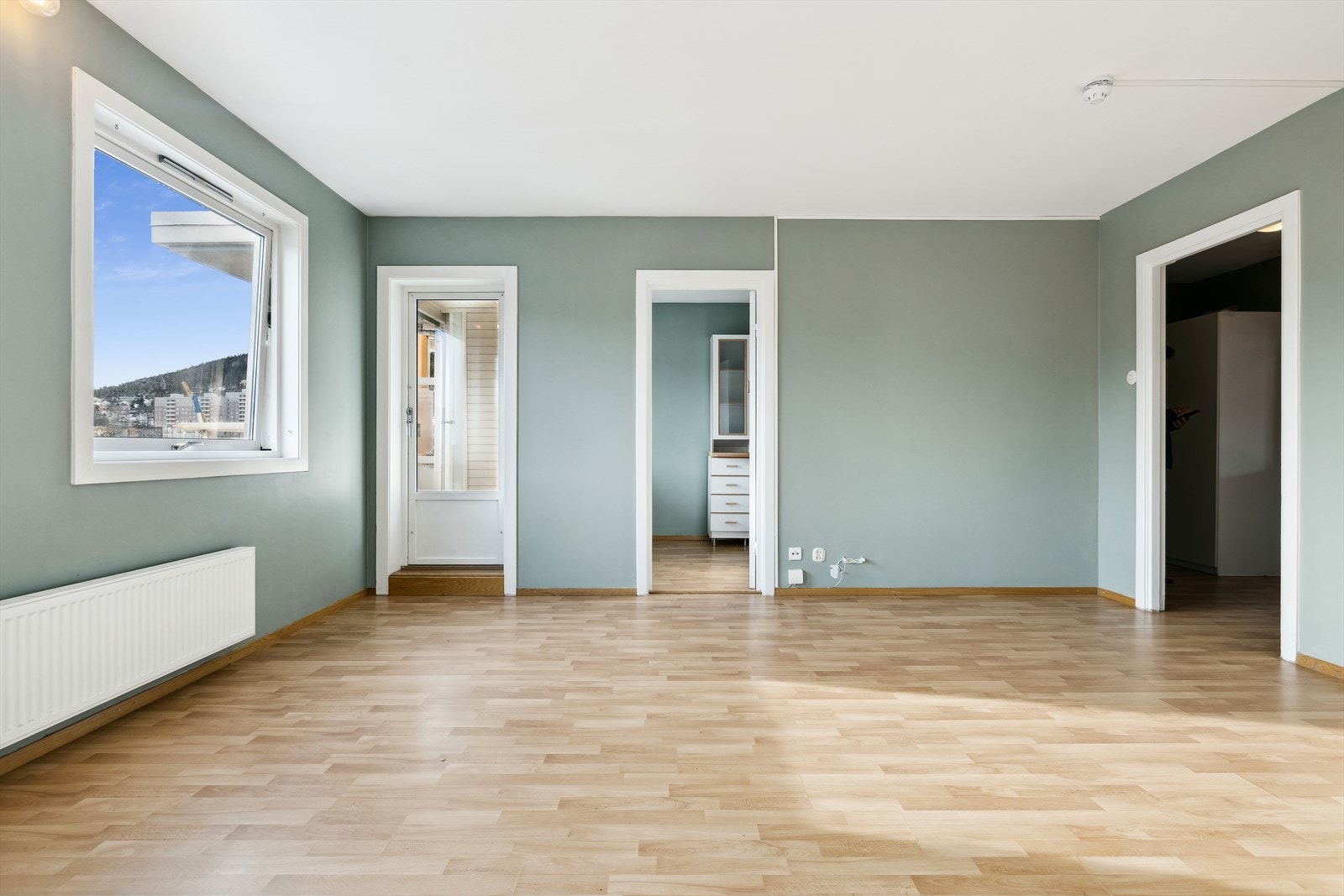 Fra stuen er det inngang til kjøkken og soverom, samt utgang til balkong. Galleribilde