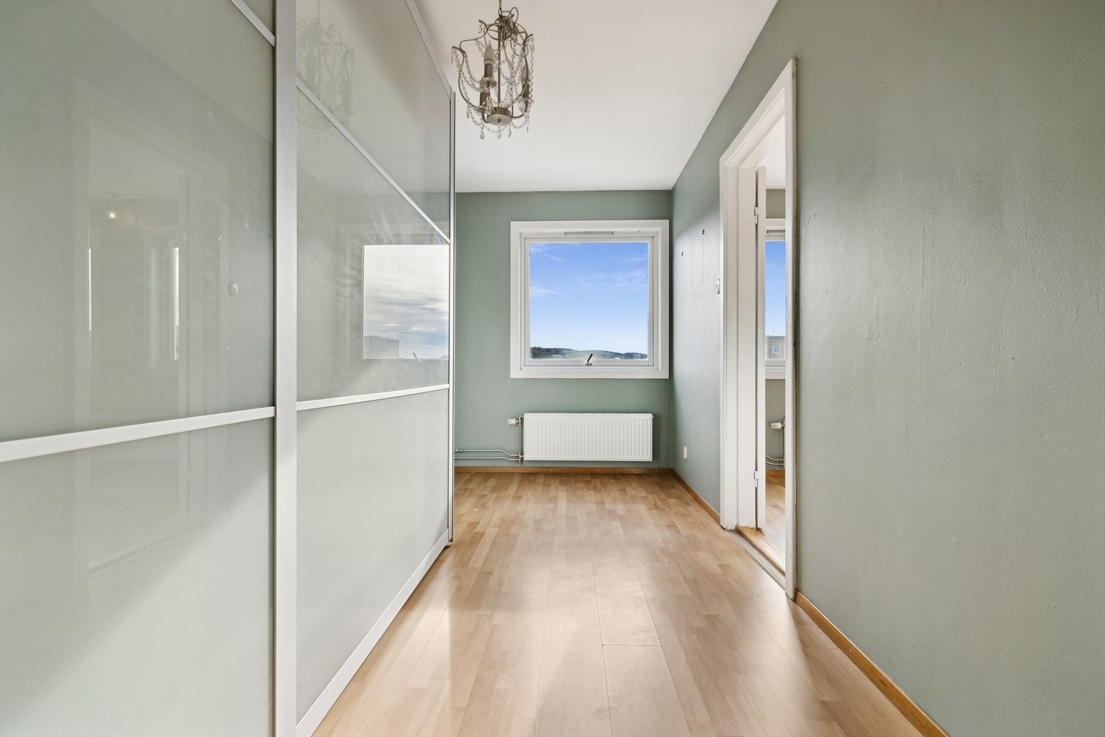 Soverommet har stort vindu og malte vegger i en lun farge - noe som gir en behagelig romfølelse. Galleribilde