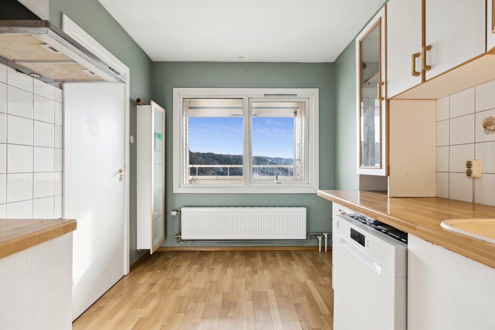 De store vindusflatene gir en lys og åpen romfølelse. Her er det også god plass til spisegruppe. Galleribilde