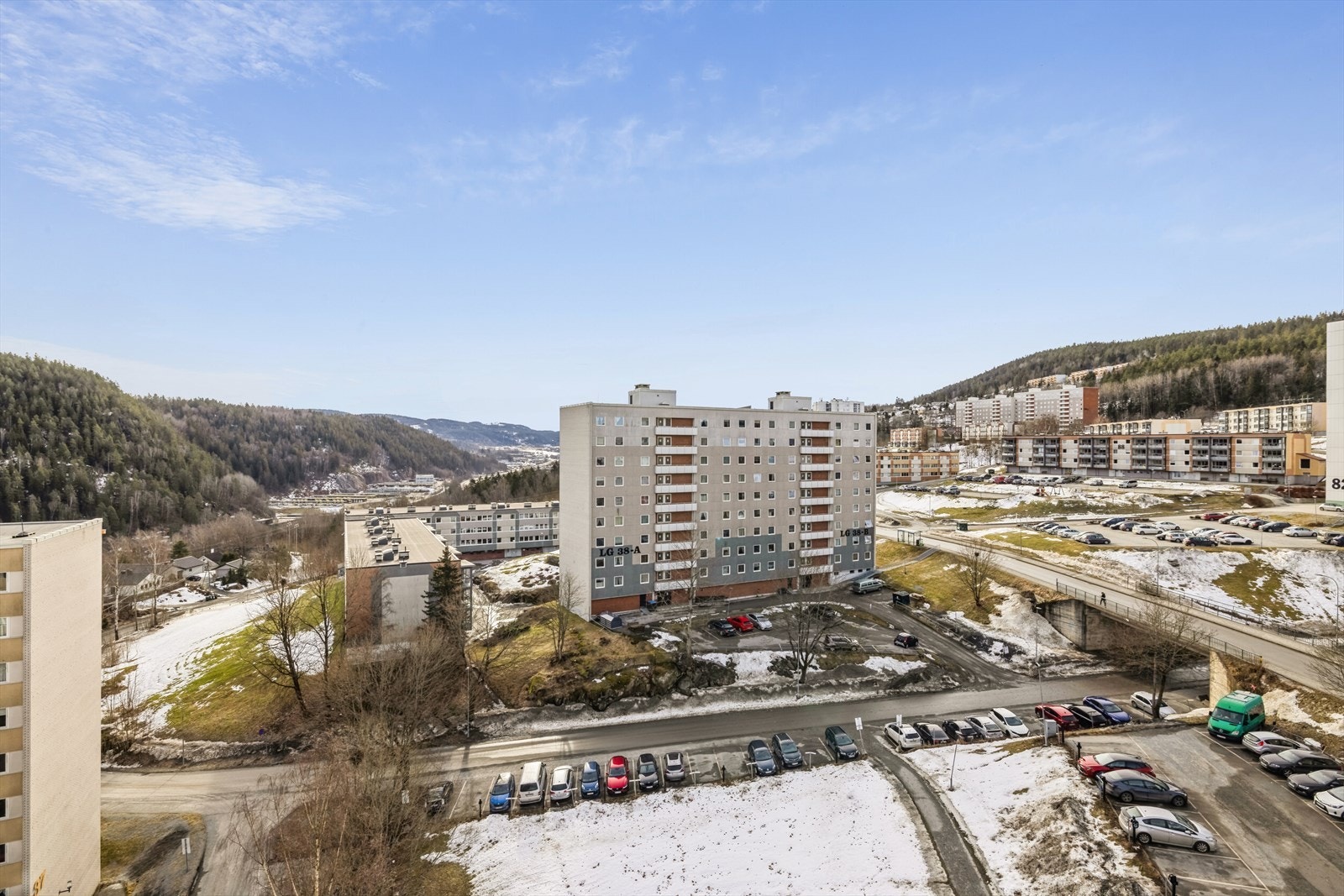 Leiligheten har en flott utsikt over naturskjønne områder fra 7. etasje Galleribilde