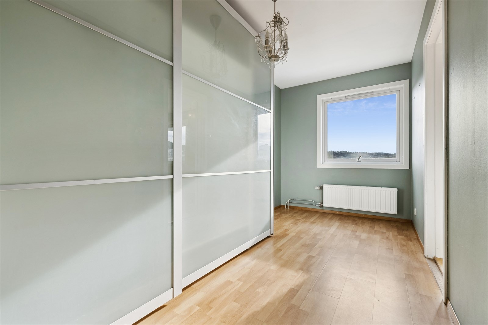 Soverommet er av allsidig størrelse med stort innebygd garderobeskap. Galleribilde