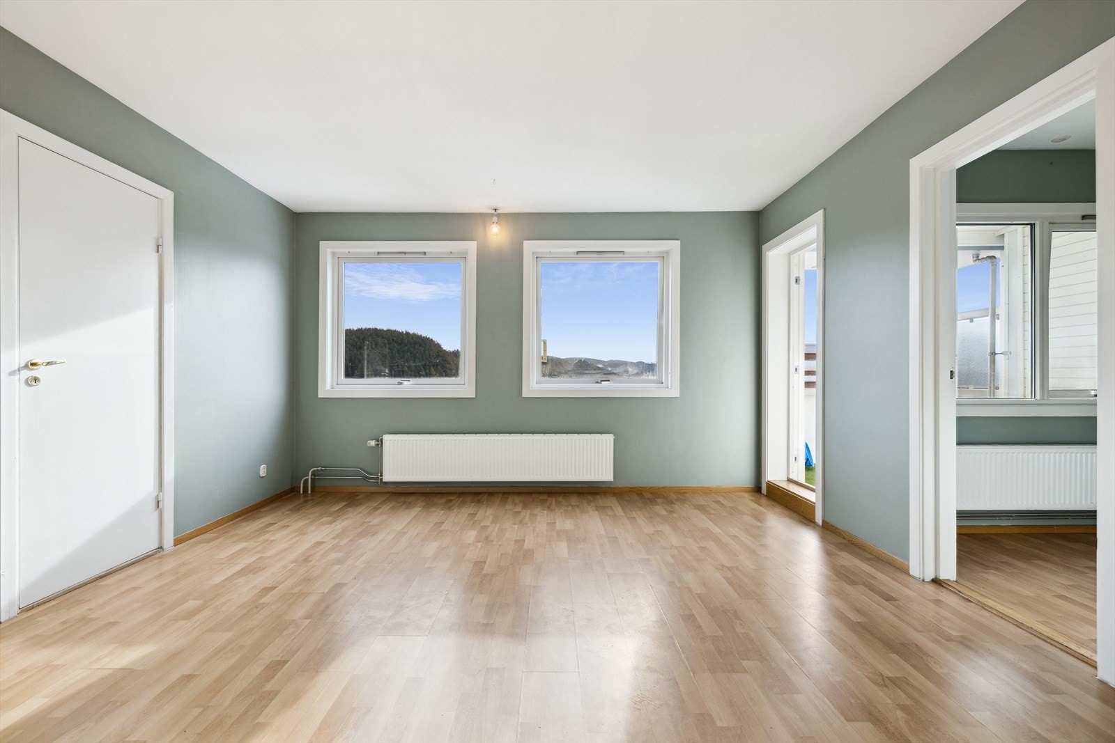 Stuen har laminat på gulv og slette malte vegger. Galleribilde