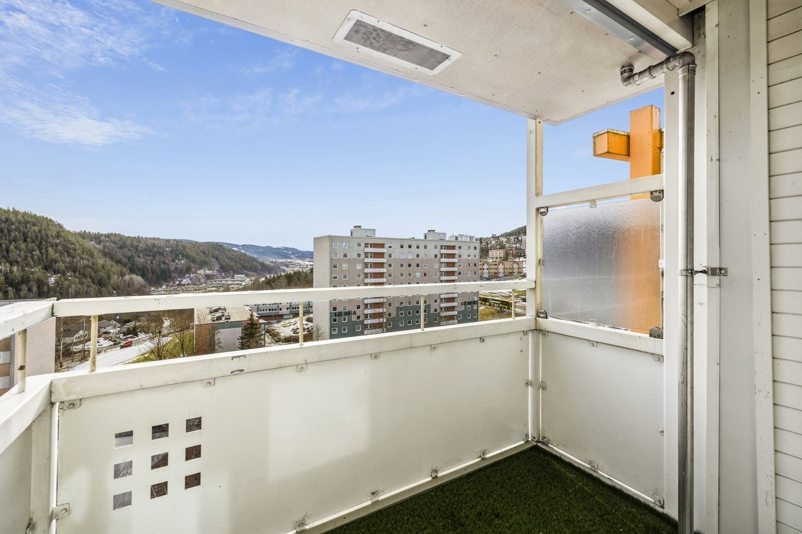 Overbygget gjør at du kan nyte balkongens utsikt i nesten all slags vær. Galleribilde