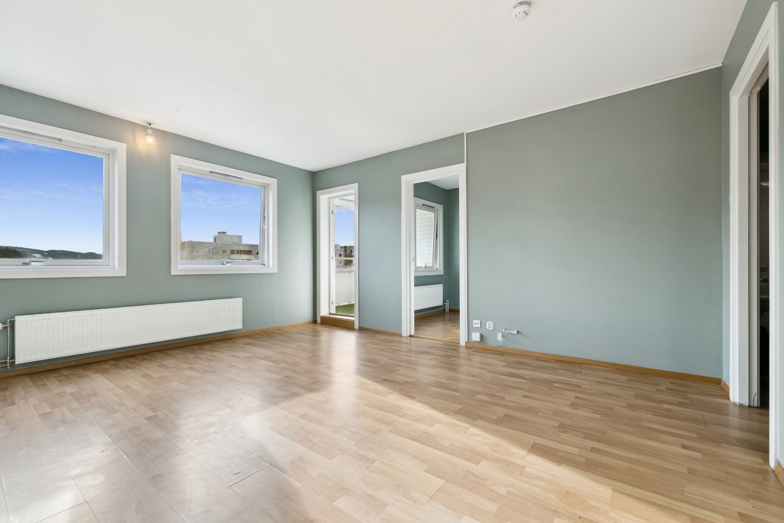 Stuen er av god størrelse med store vindusflater som gir en lys og romslig atmosfære. Galleribilde