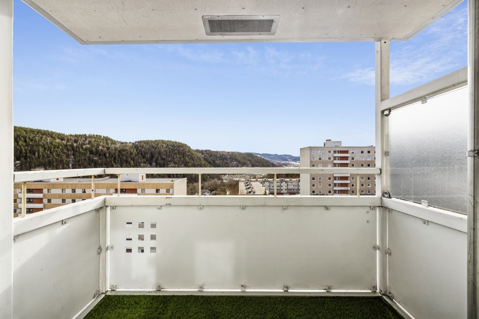 Balkongen er på 7 kvm med syd-over vendt utsikt - Her kan du nyte morgenkaffen. Galleribilde