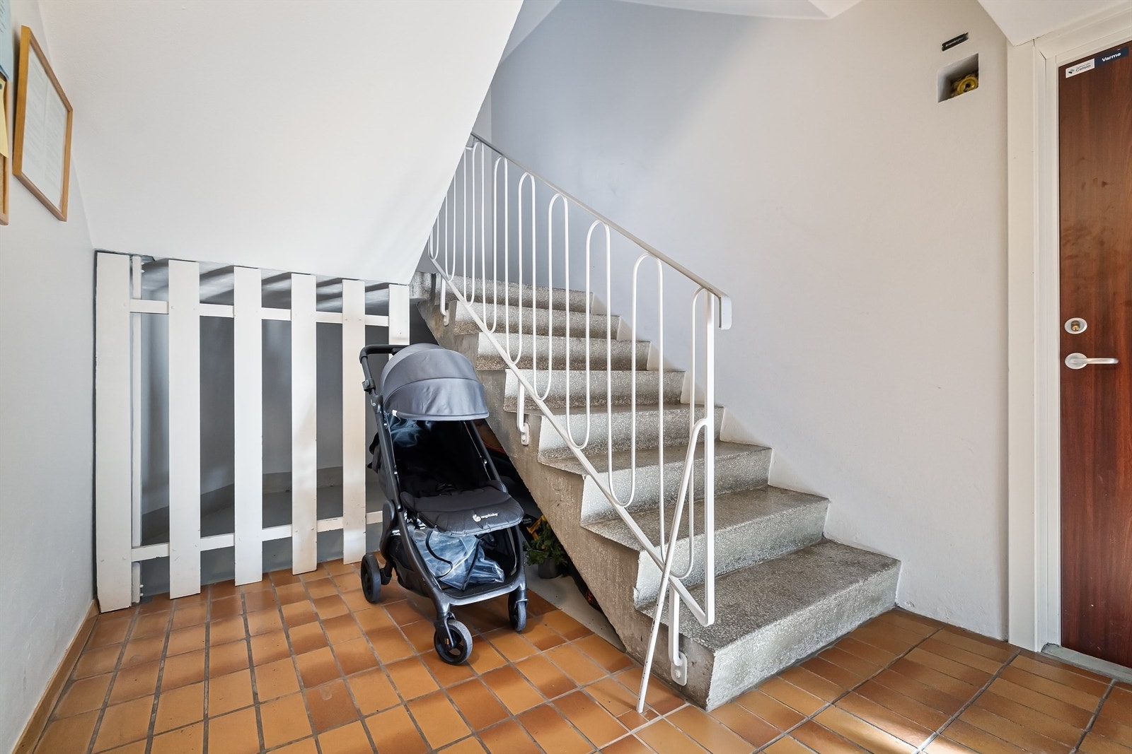 I oppgangen under trappen er det plass til å sette barnevogn Galleribilde
