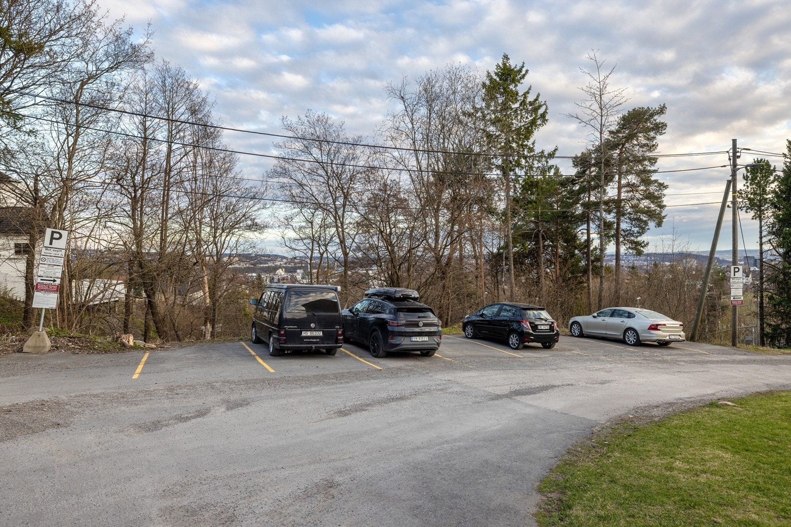 Fellesstyret har en rekke parkeringsområder der seksjonseiere kan parkere med gyldig oblat. 20 av disse parkeringsplassene Galleribilde
