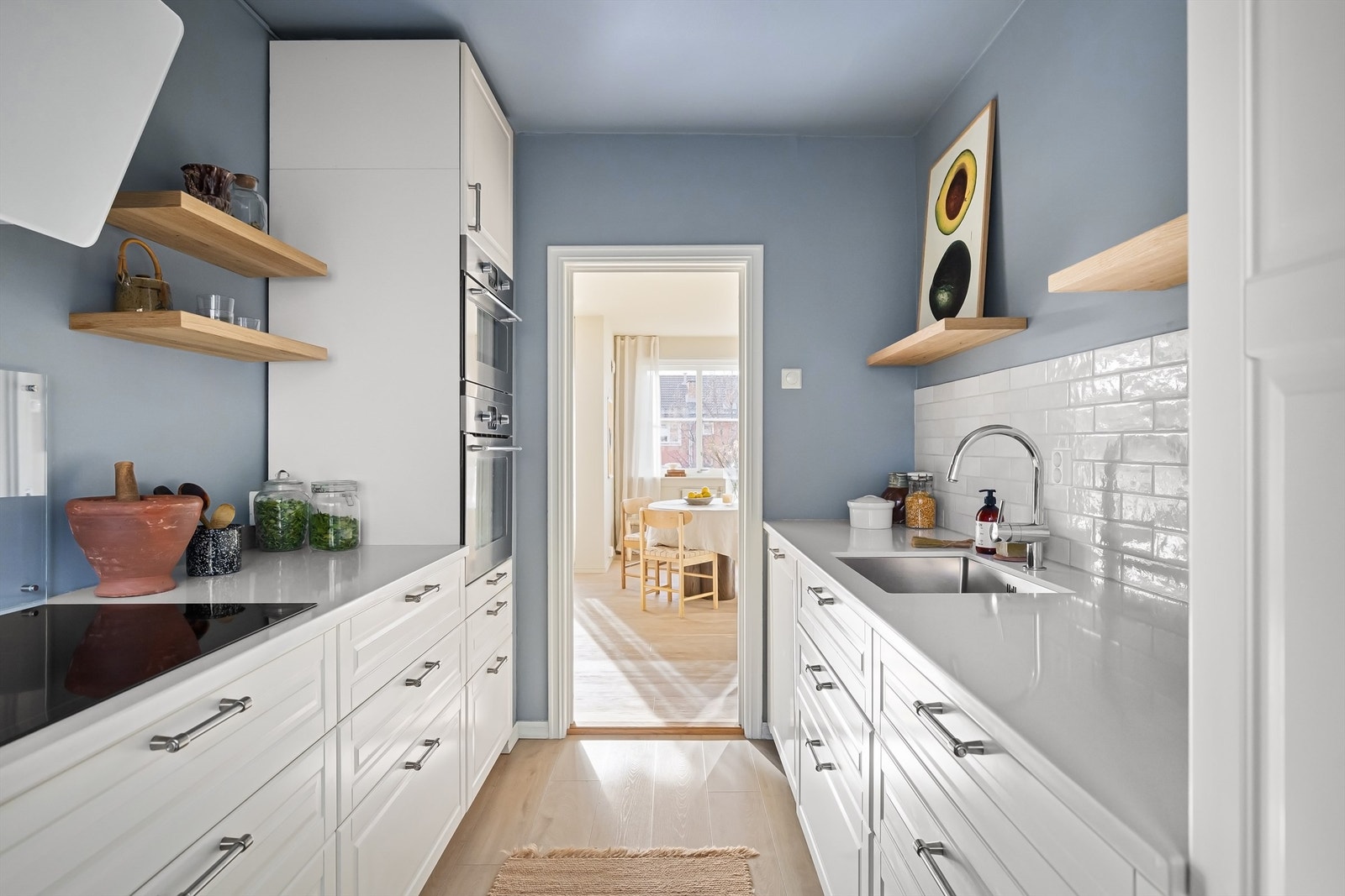 En slik type kjøkkenløsning tilfredsstiller mange behov, for deg som ønsker mye benk- og skapplass og for deg som ønsker en god kommunikasjon med gjestene i stuen Galleribilde