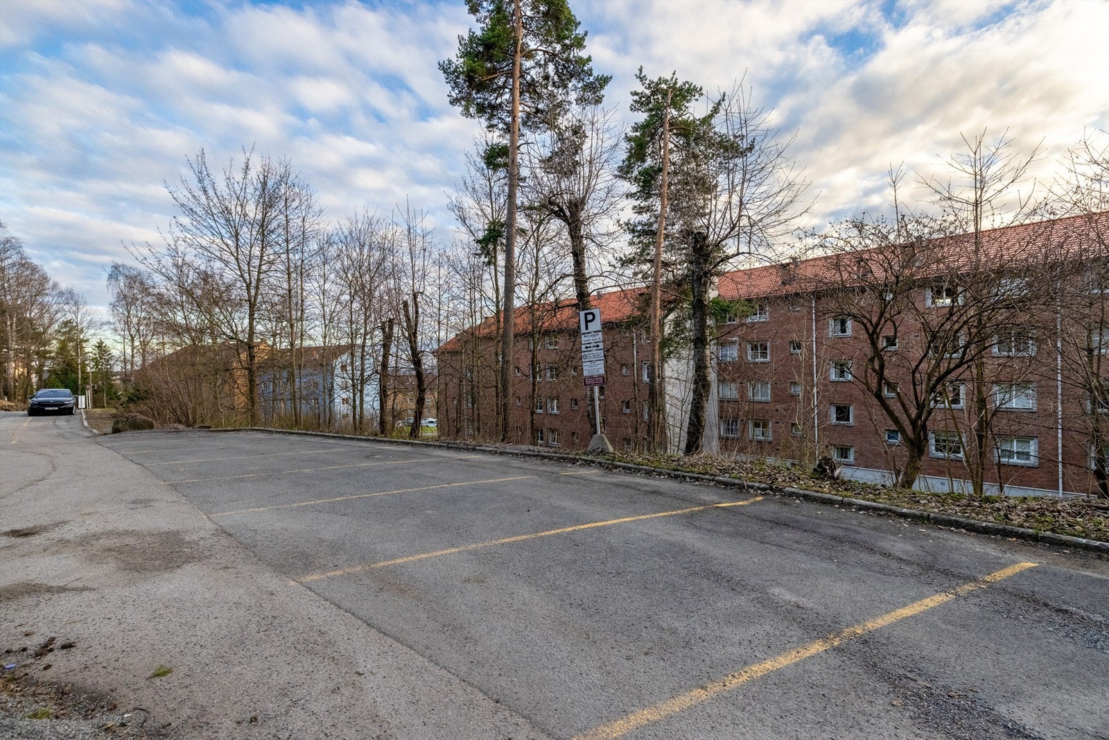Beboere og gjester til beboere i sameiet kan parkere bak blokken ved Tonsenhagen velhus med oblat som kjøpes av fellesstyret for parkeringene Galleribilde