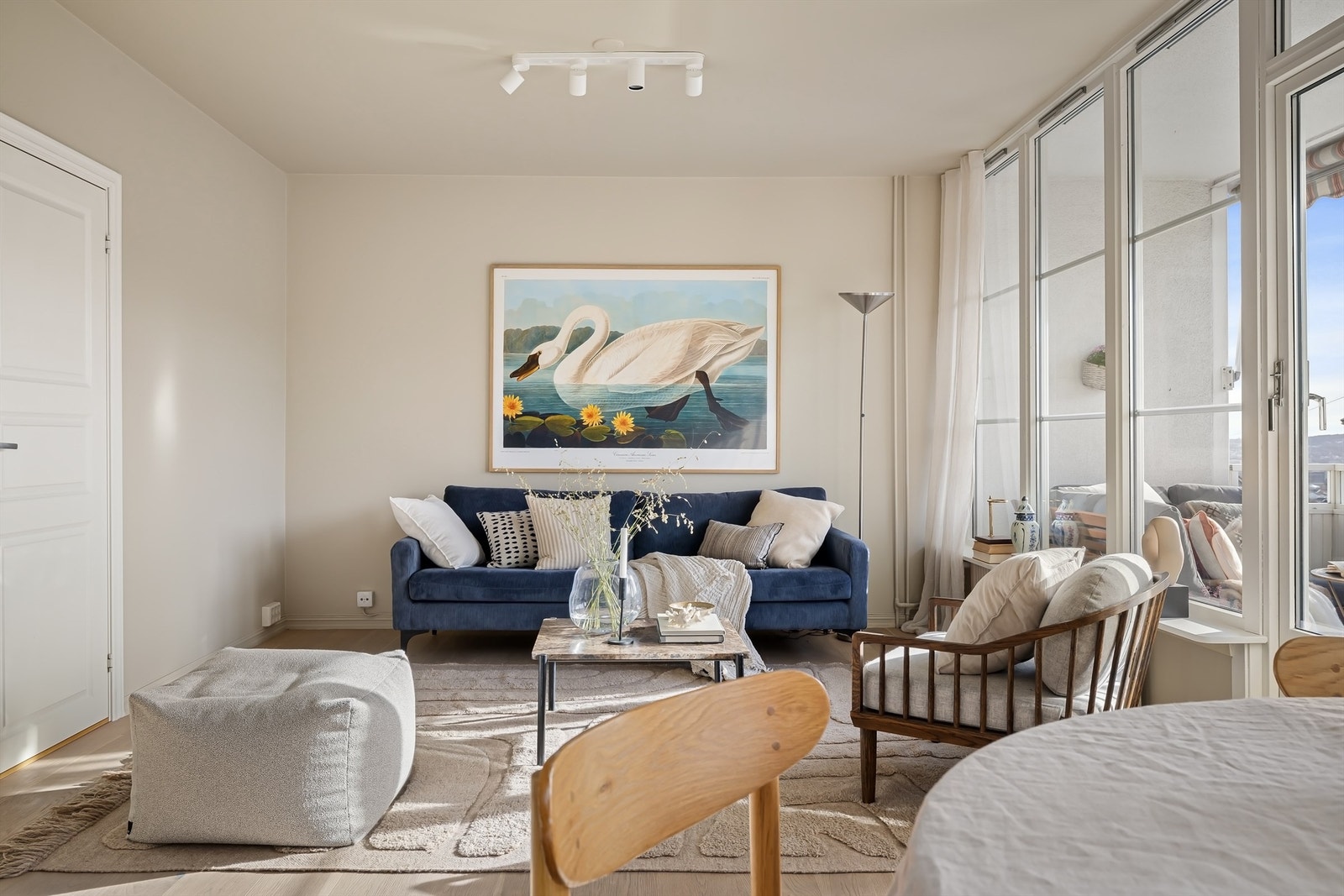 Her er det god plass til sofa med tilhørende salongbord og tv-seksjon Galleribilde