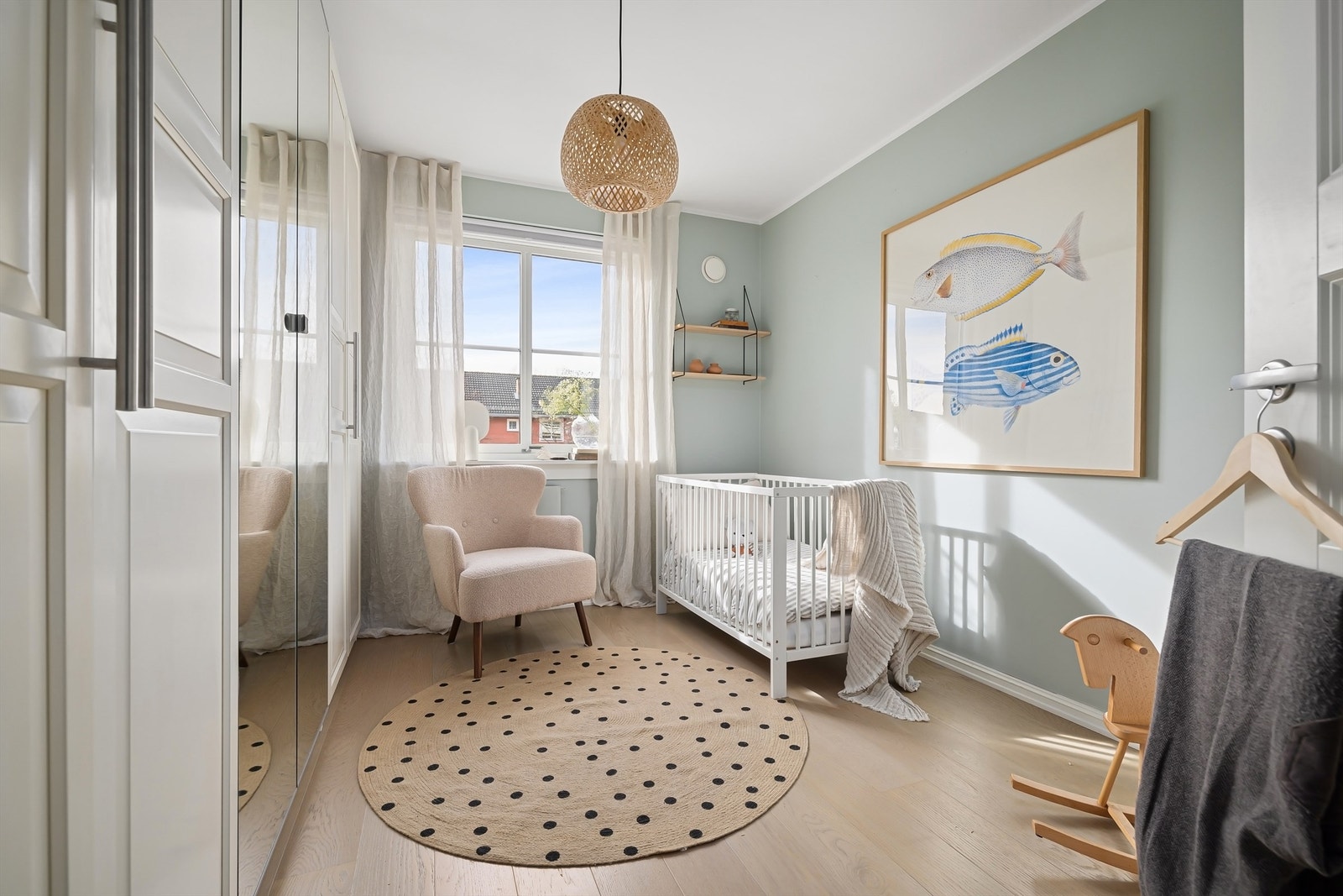 Godt med lysinnslipp fra stort vindu Galleribilde
