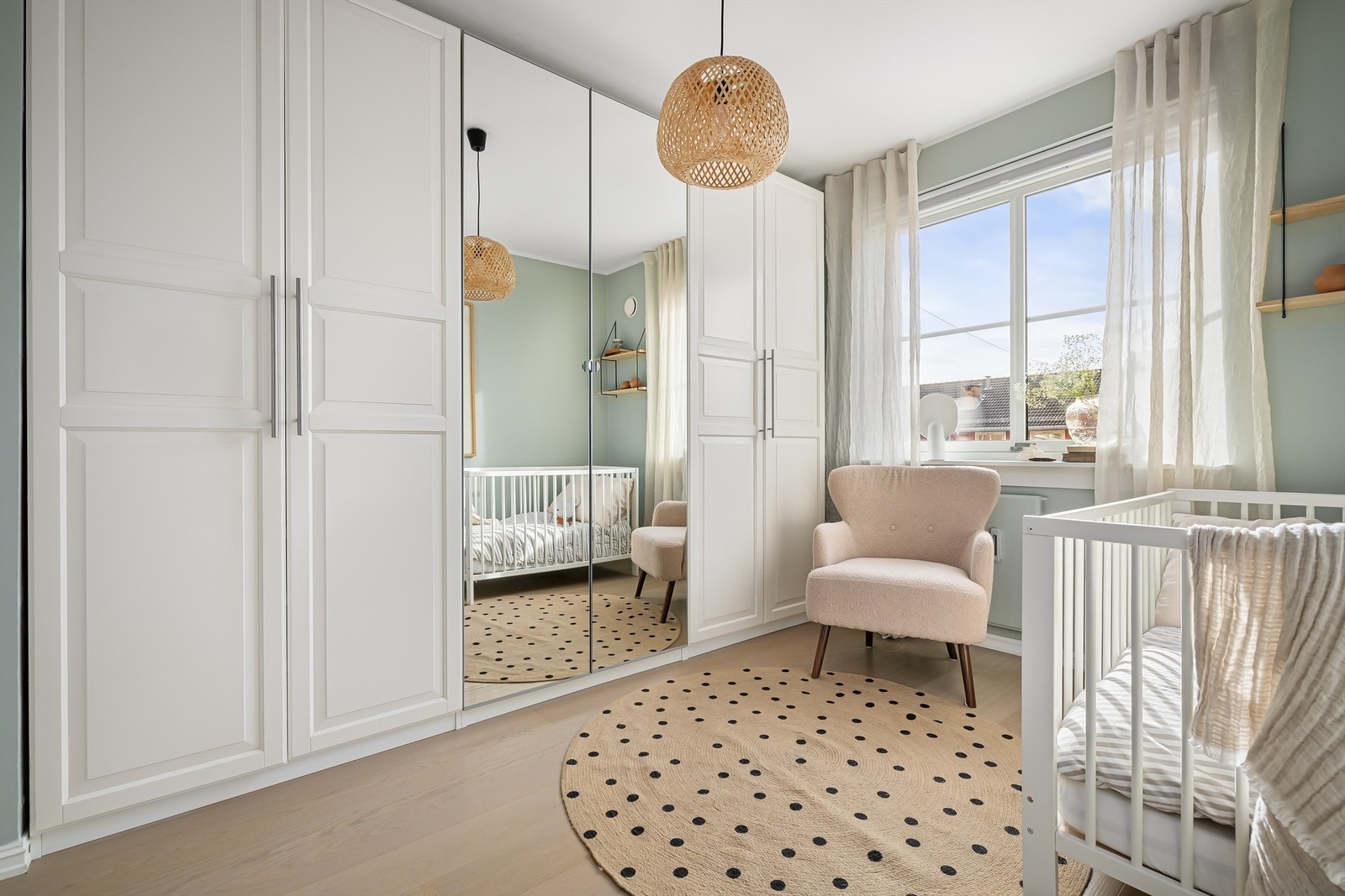 Langs den ene veggen er det montert en romslig garderobe med god plass til alt man måtte ønske å "gjemme unna" Galleribilde