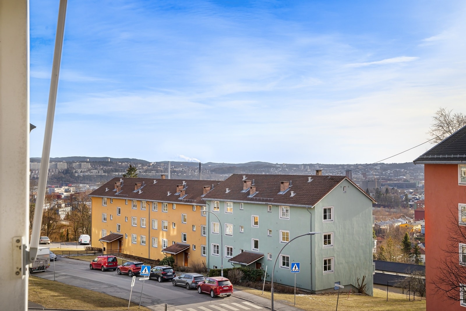 I følge solkart skinner solen på balkongen fra 13.30 til 20.00 midtsommers Galleribilde