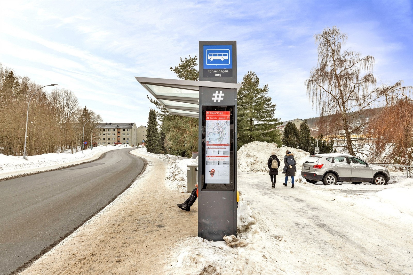 Bussholdeplass rett over veien med 31- bussen som går hele døgnet hele uken samt 25- bussen og 26-bussen Galleribilde