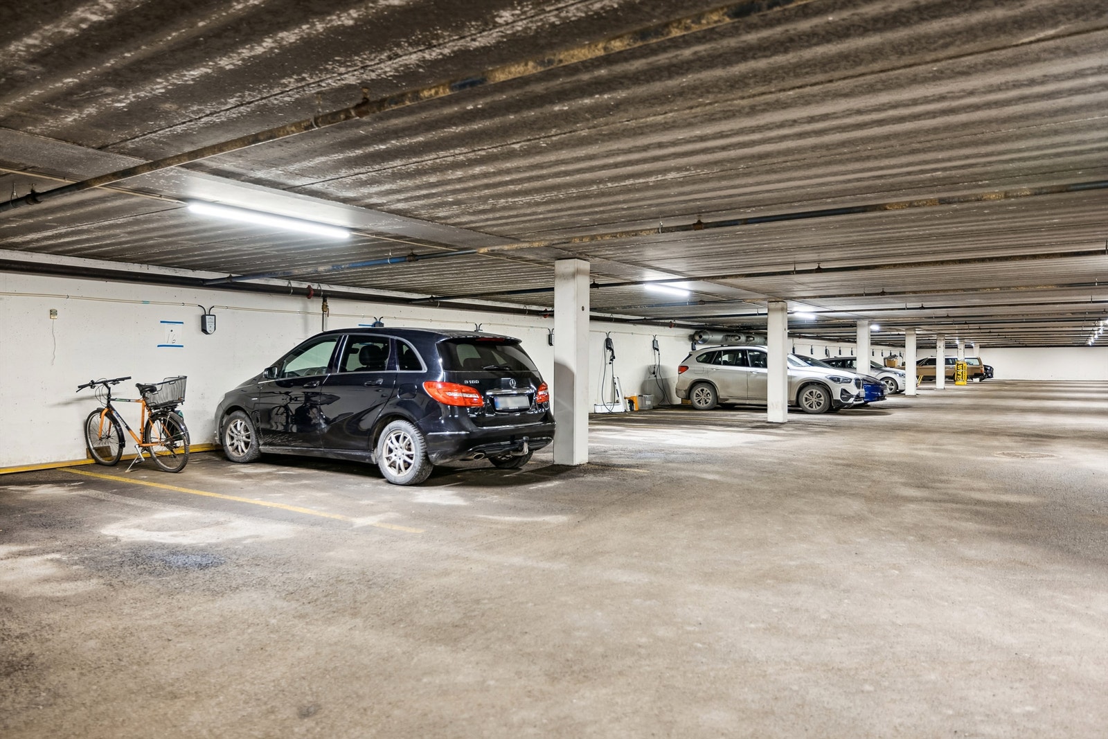 Det følger med en egen garasjeplass i oppvarmet parkeringskjeller Galleribilde