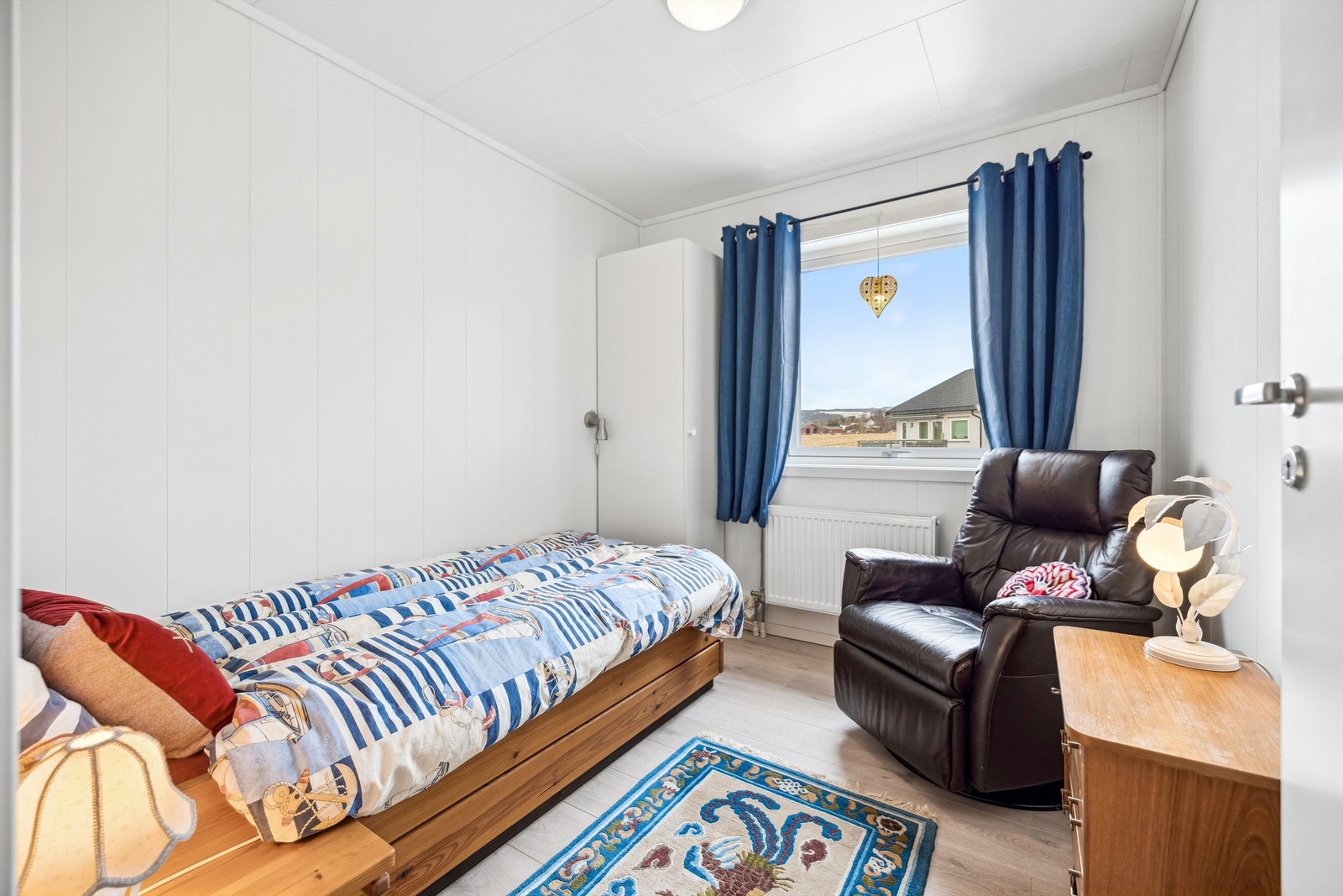 Soverom nummer to egner seg perfekt som barnerom, gjesterom eller hjemmekontor. Galleribilde