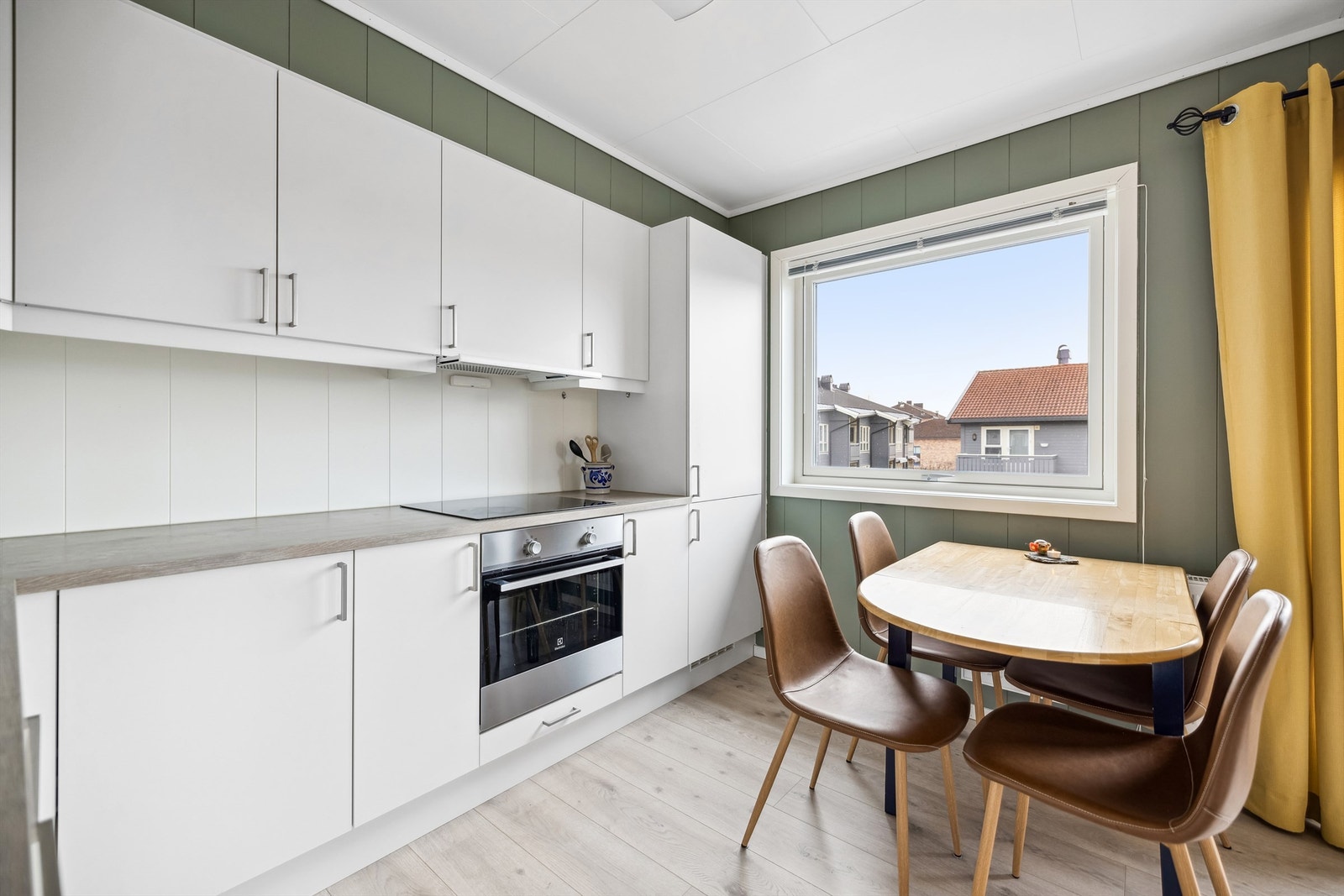 Det er integrerte hvitevarer i kjøkkeninnredningen Galleribilde