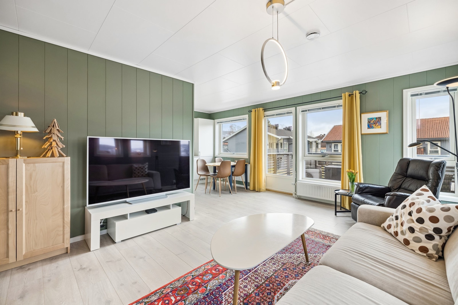 Leiligheten har et moderne uttrykk med lyse flater og smakfulle fargevalg Galleribilde