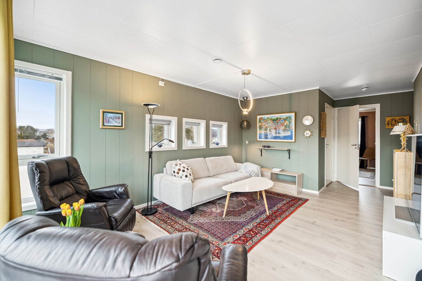 Her er det god plass til både sofagruppe og spisebord. Galleribilde