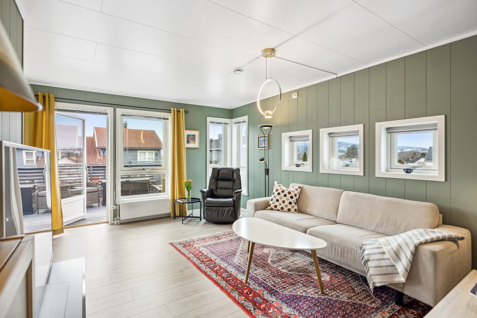 Fra stuen er det utgang til en hyggelig balkong Galleribilde