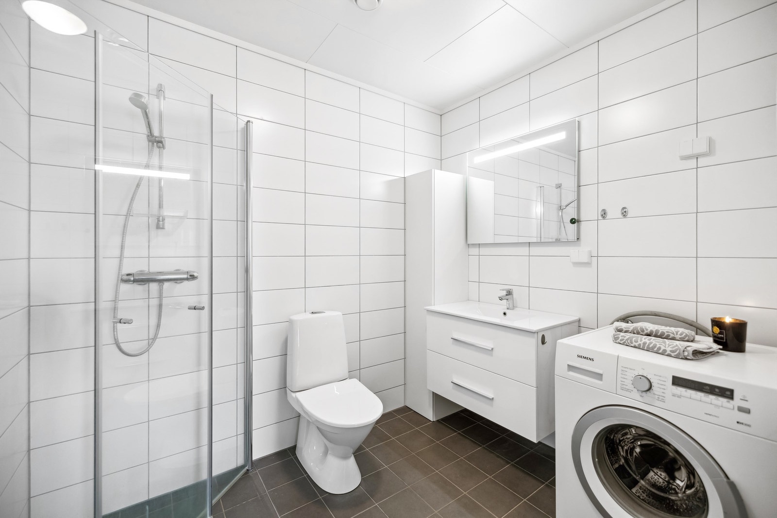 Pent, flislagt bad Galleribilde