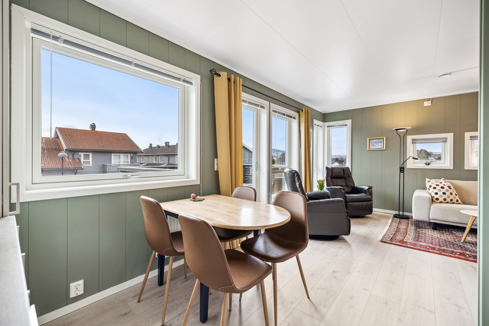 Stuen og kjøkkenet ligger i åpen løsning og gir en romslig følelse Galleribilde