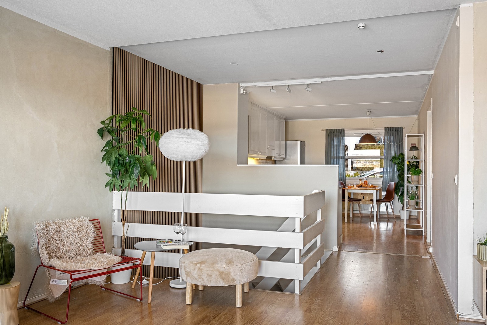 Kjøkkenet ligger i direkte tilknytning til stuen. Galleribilde