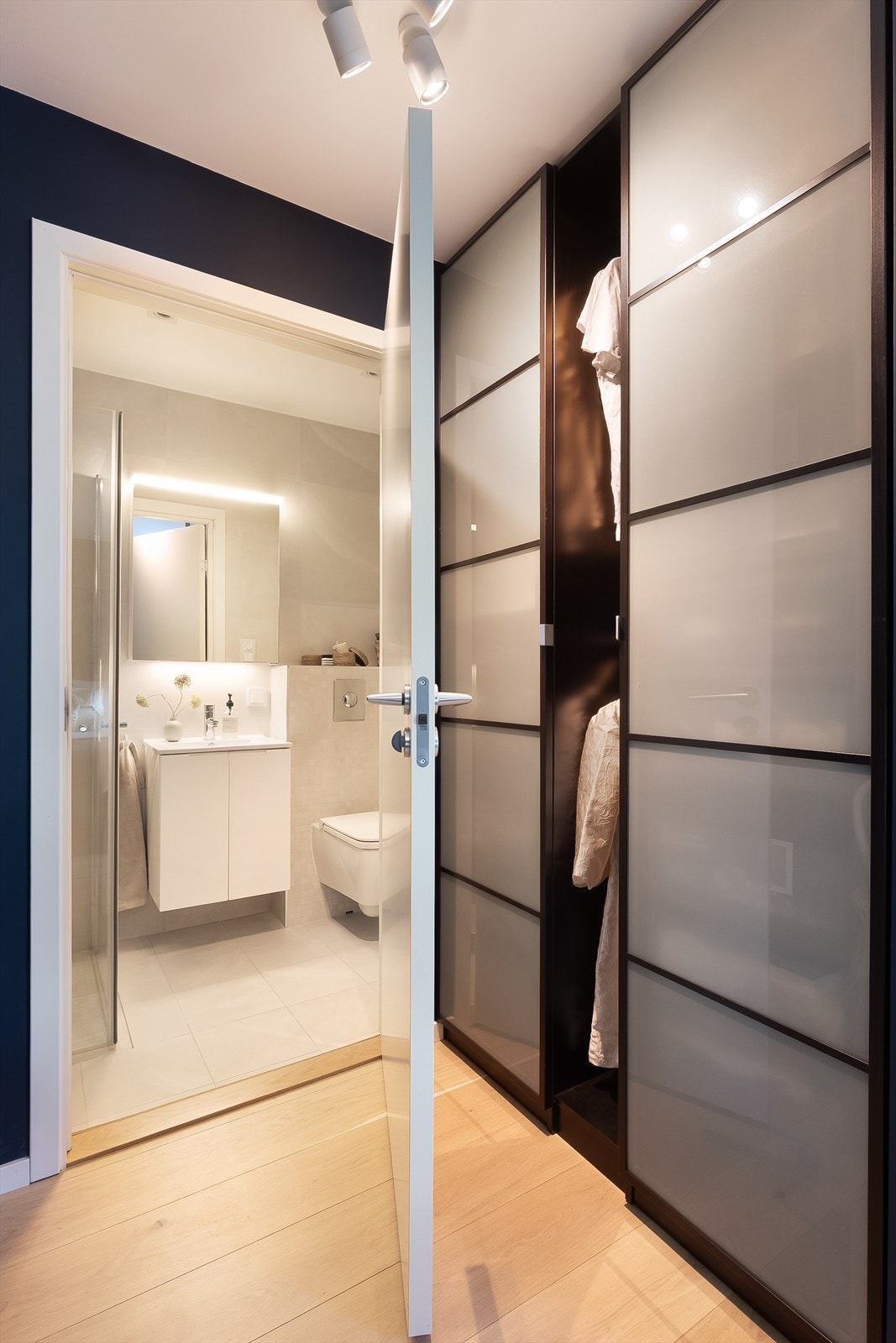 Walk-in garderobe og eget bad tilknyttet masteravdeling Galleribilde