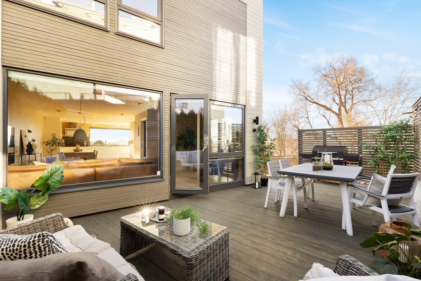 Terrasse med utgang fra stue i 1. etasje Galleribilde
